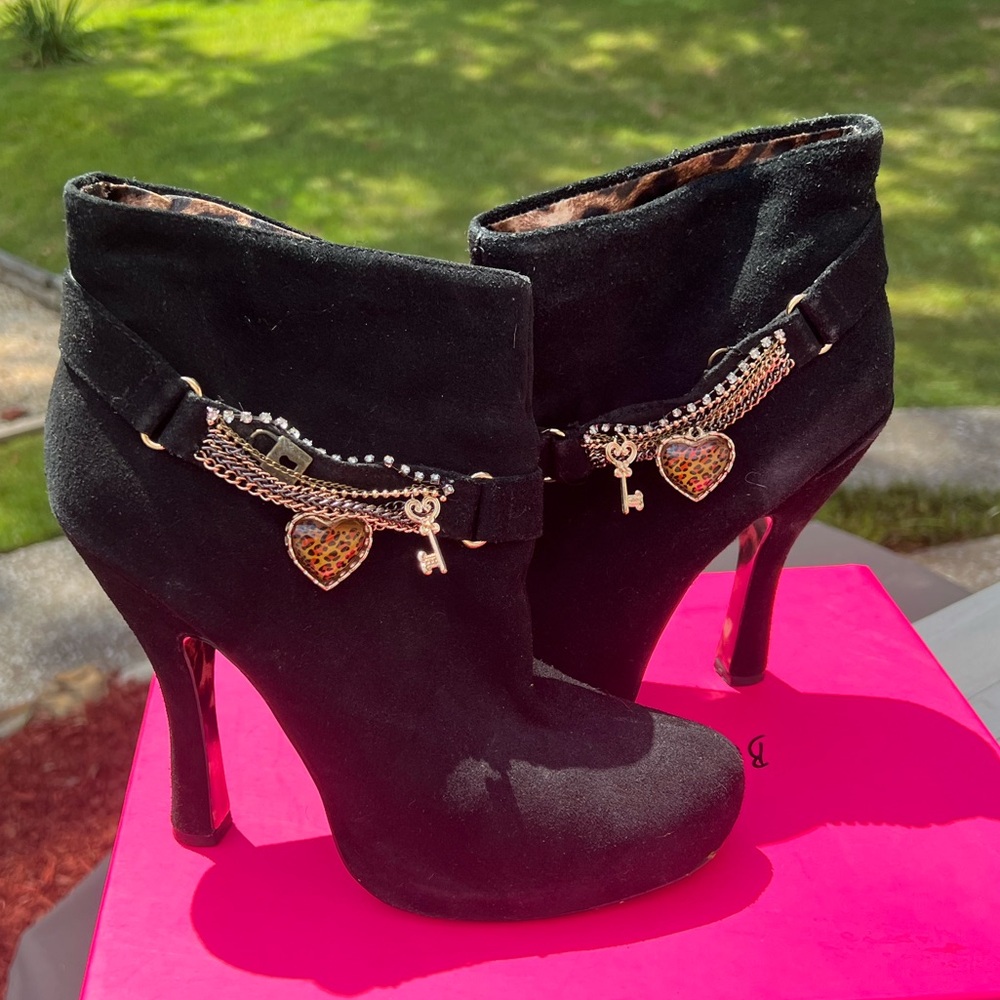 Vintage leather heeled Betsey Johnson booties size 10